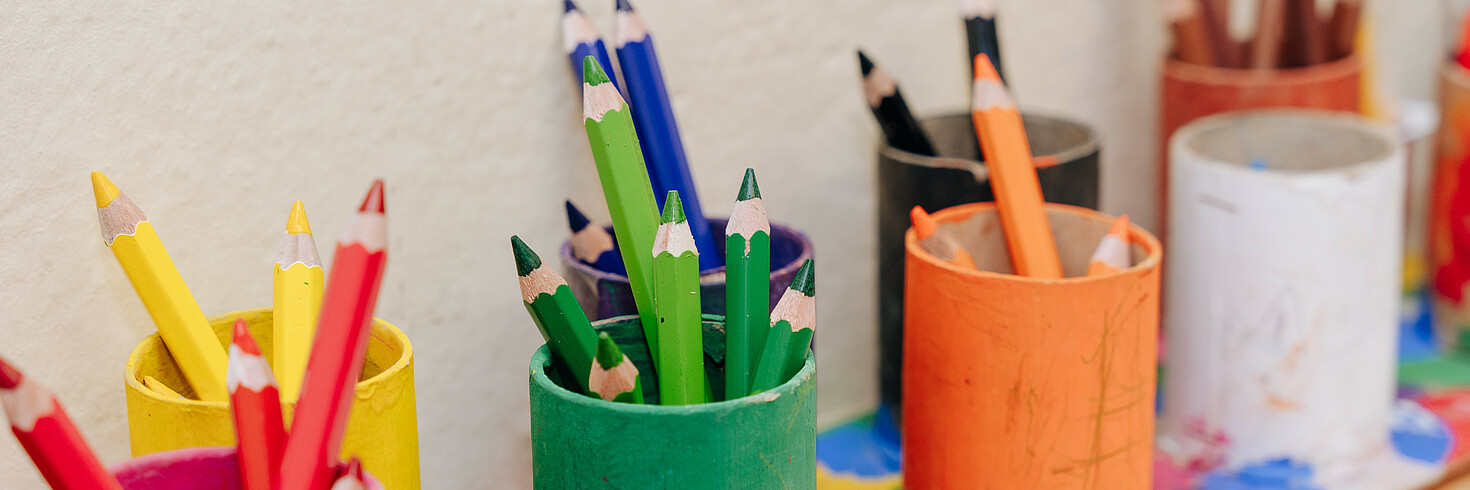 Bunte Stifte in Bechern in der Betriebstagesstätte