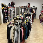 Verschiedene Waren wie Kleidung und Plüschtiere.