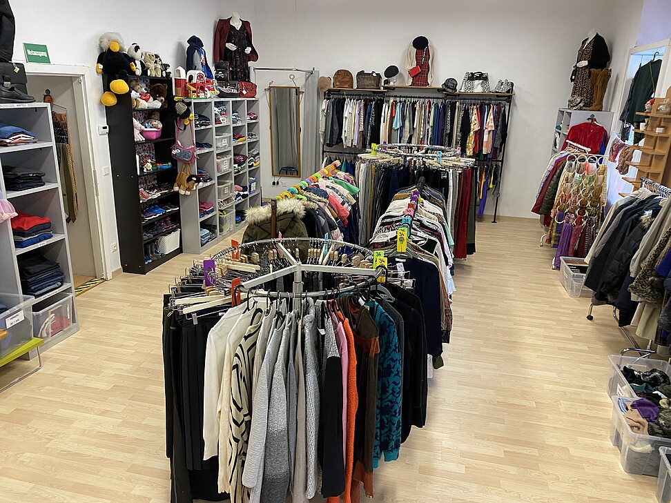 Verschiedene Waren wie Kleidung und Plüschtiere.