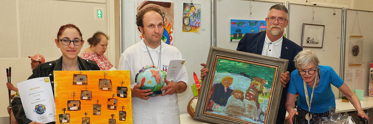 Drei Personen präsentieren ihre Kunstwerke.