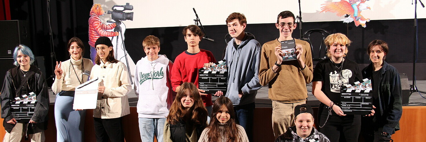Gruppenfoto von mehreren Jugendlichen 