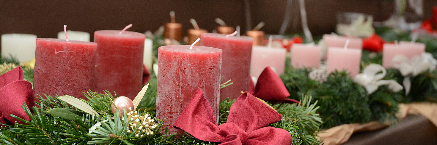 Adventkranz mit rosa Kerzen