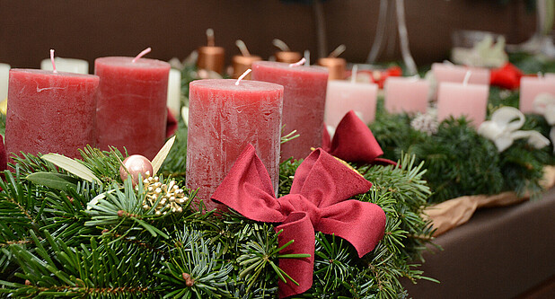 Adventkranz mit rosa Kerzen