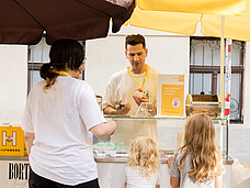 Ein Mann gibt Eis aus.