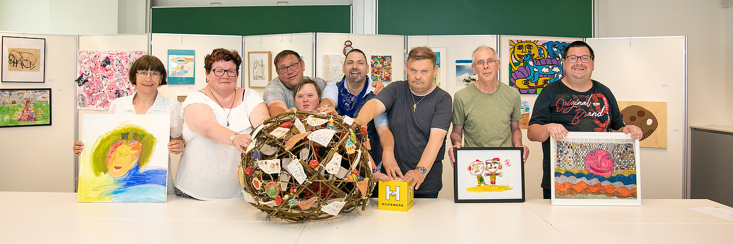 Gruppenfoto mit den Gewinnerinnen und Gewinnern und ihren Kunstwerken