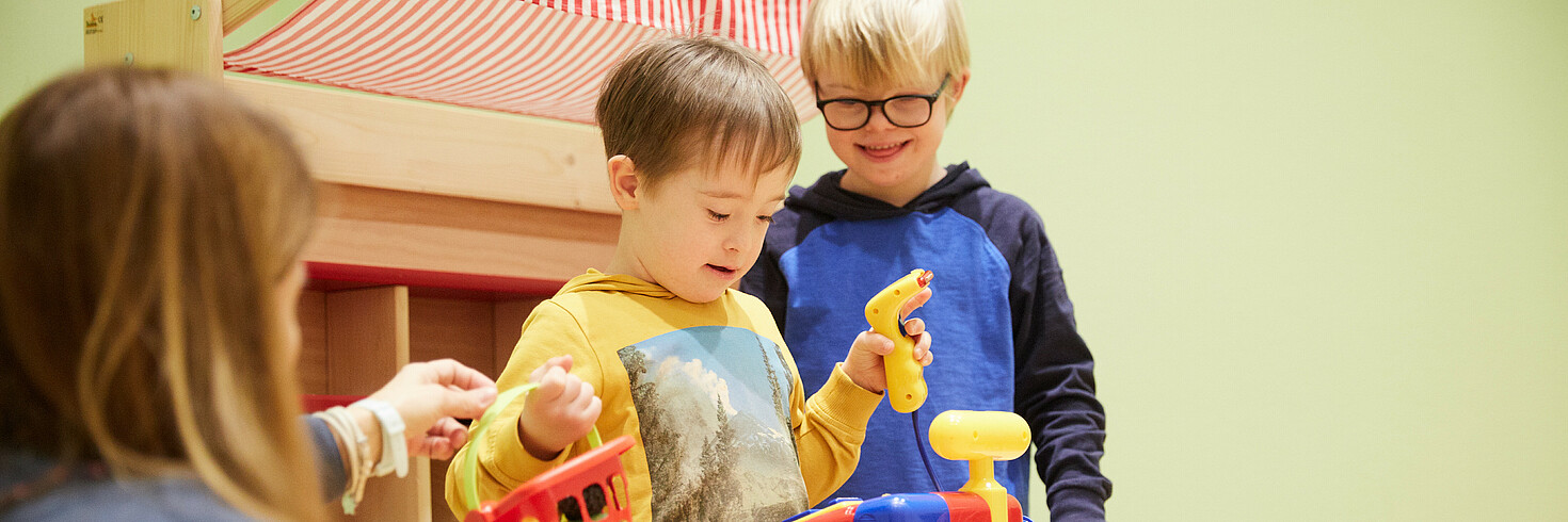 Kinder spielen in Spielküche