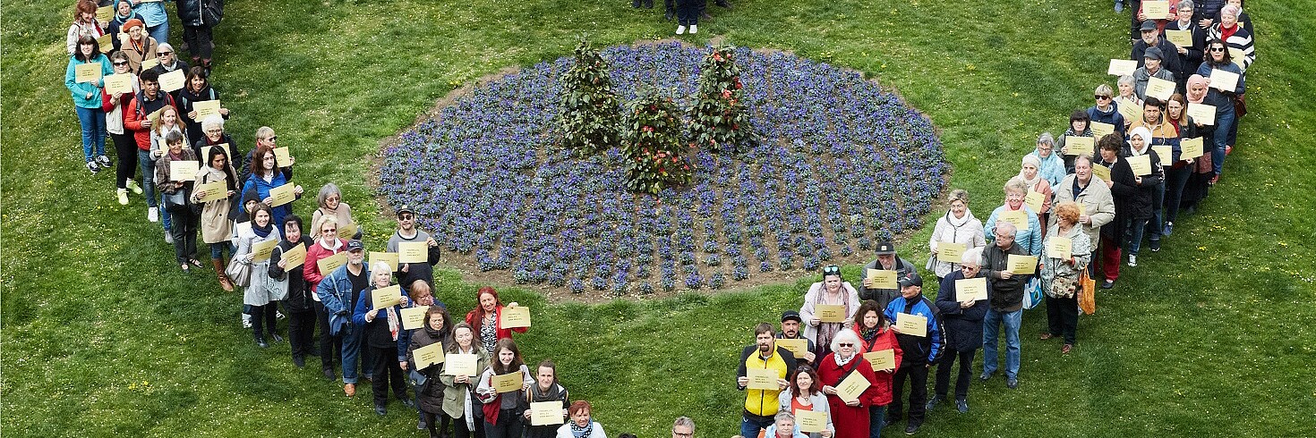 Hilfswerk-Nachbarschaftszentren: Herzformation beim Wiener Rathaus mit Sozialstadtrat Hacker 