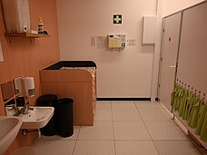 Zwei Waschbecken und eine Wickelkommode