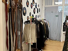 Verschiedene Waren werden in einem Laden präsentiert.