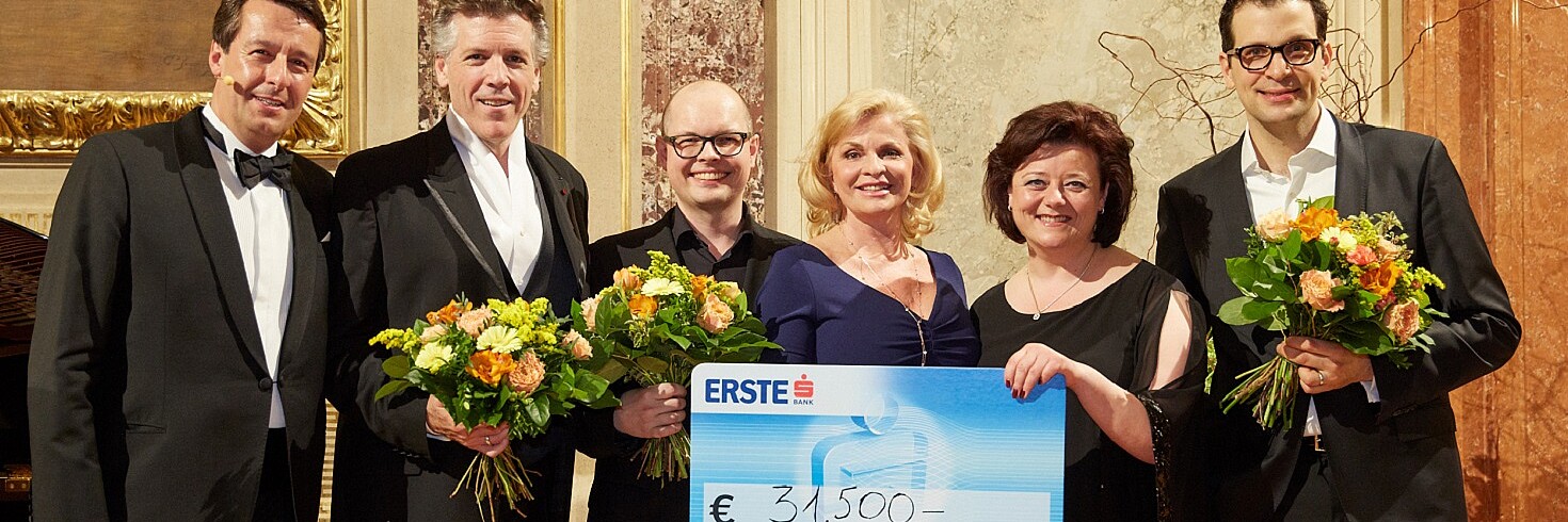 Die Künstler des Festabends 2018 präsentieren gemeinsam mit Annemarie-Imhof-Komitee und Wiener Hilfswerk den Spendenscheck.