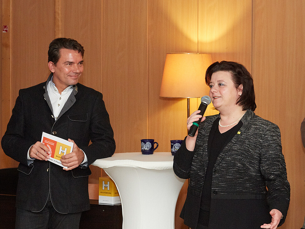 Wiener Hilfswerk-Geschäftsführerin Sabine Geringer informierte Moderator Harry Blümel über die Projekte, denen der Erlös des Adventmarkts zugute kommt.