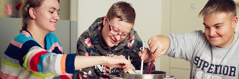 Jugendliche mit Behinderung kochen