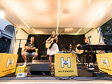 Eine Band performt auf der Bühne.