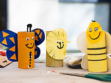 Von Kindern gebastelte Figuren aus Toilettenpapierrollen.