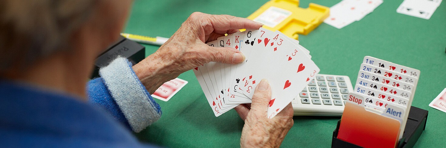 Dame spielt Bridge