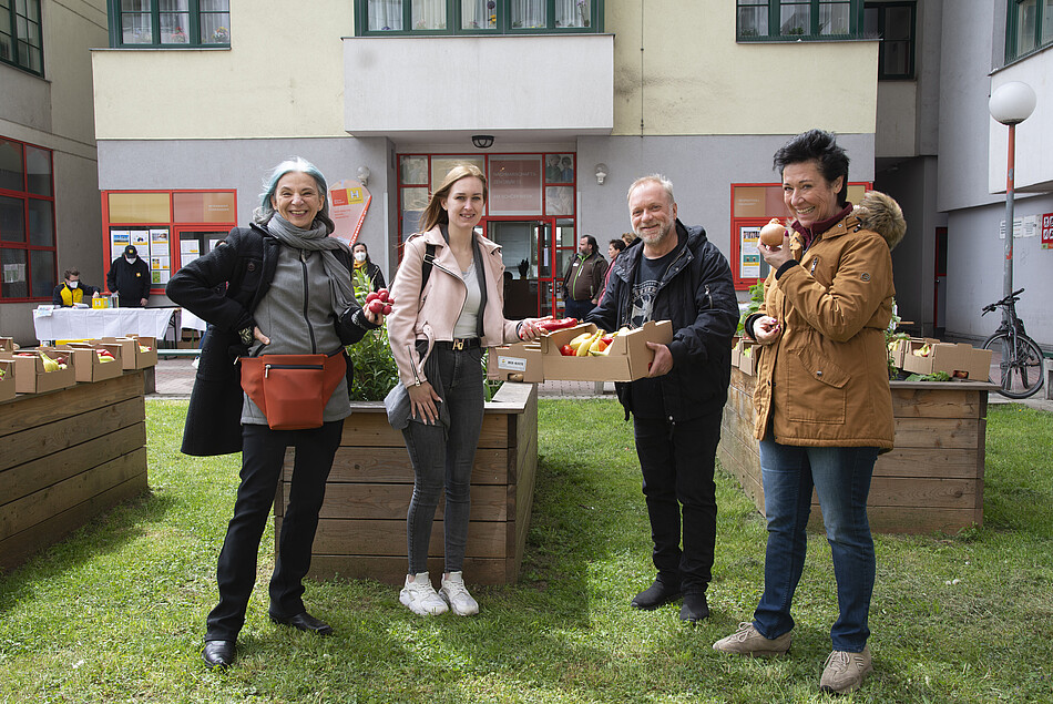 Schauspieler übergeben Obst- und Gemüsekiste an alleinerziehende Mutter