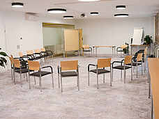 Seminarraum mit Sesselkreis 