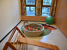 Raum mit kleinem Bällebad und Pikler Dreieck