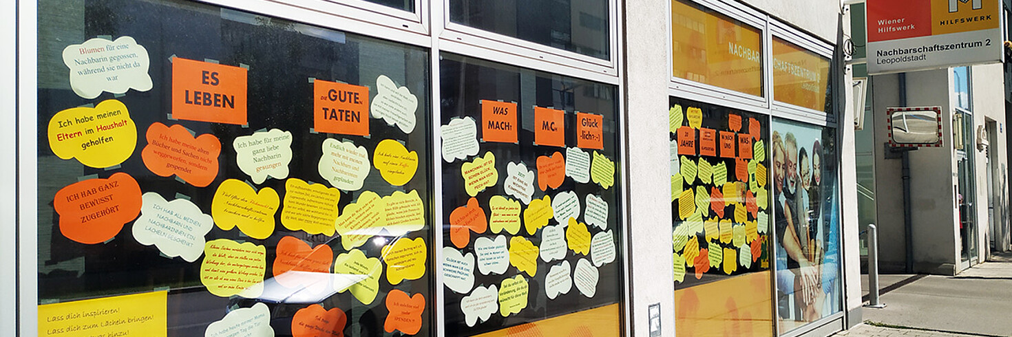 20 Jahre Hilfswerk Nachbarschaftszentrum Leopoldstadt - Schaufenster mit Glückwünschen