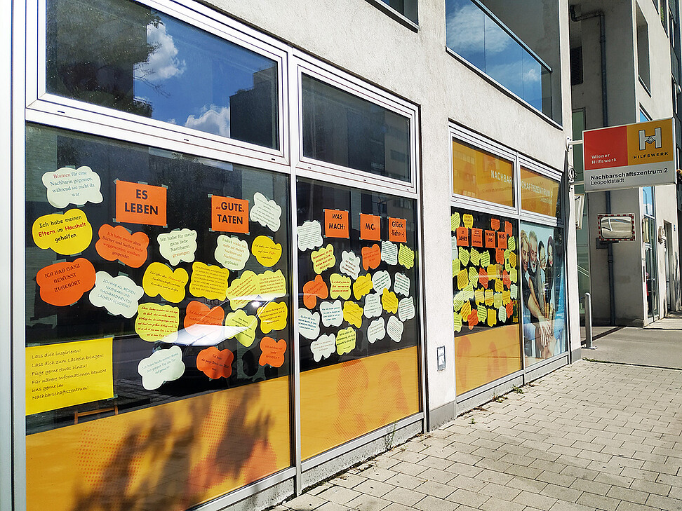 Schaufenster des NZ2 mit Glückwünschen