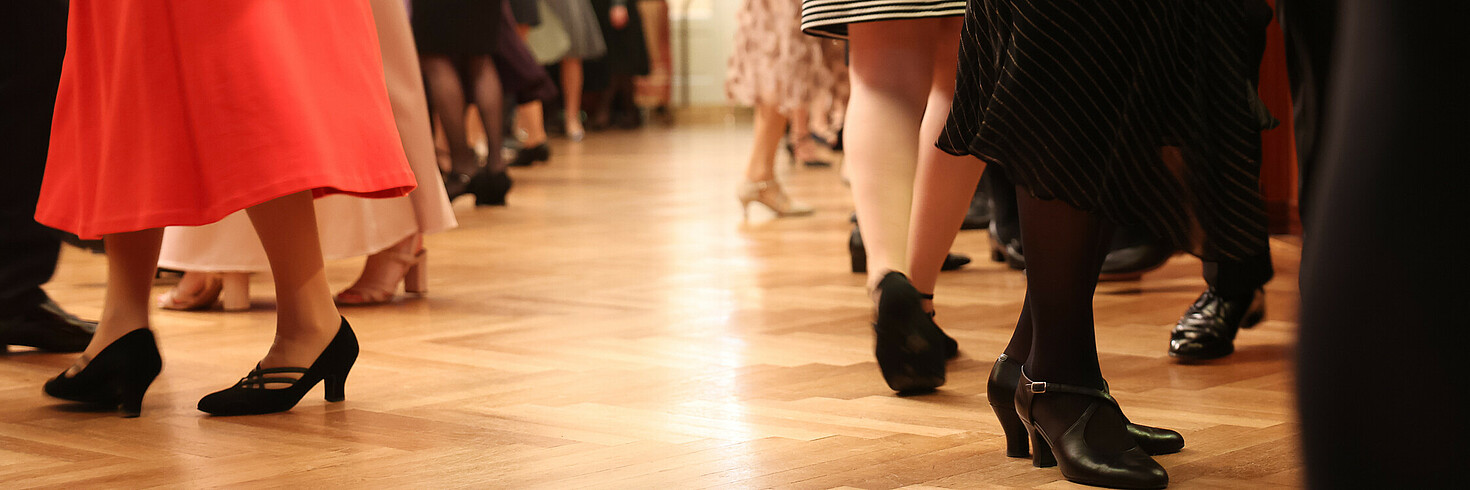 Viele Füße, die tanzen.
