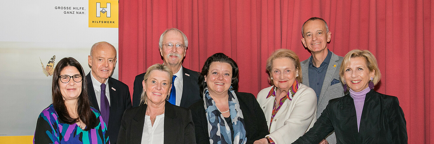 Gruppenfoto mit fünf Frauen und drei Männern