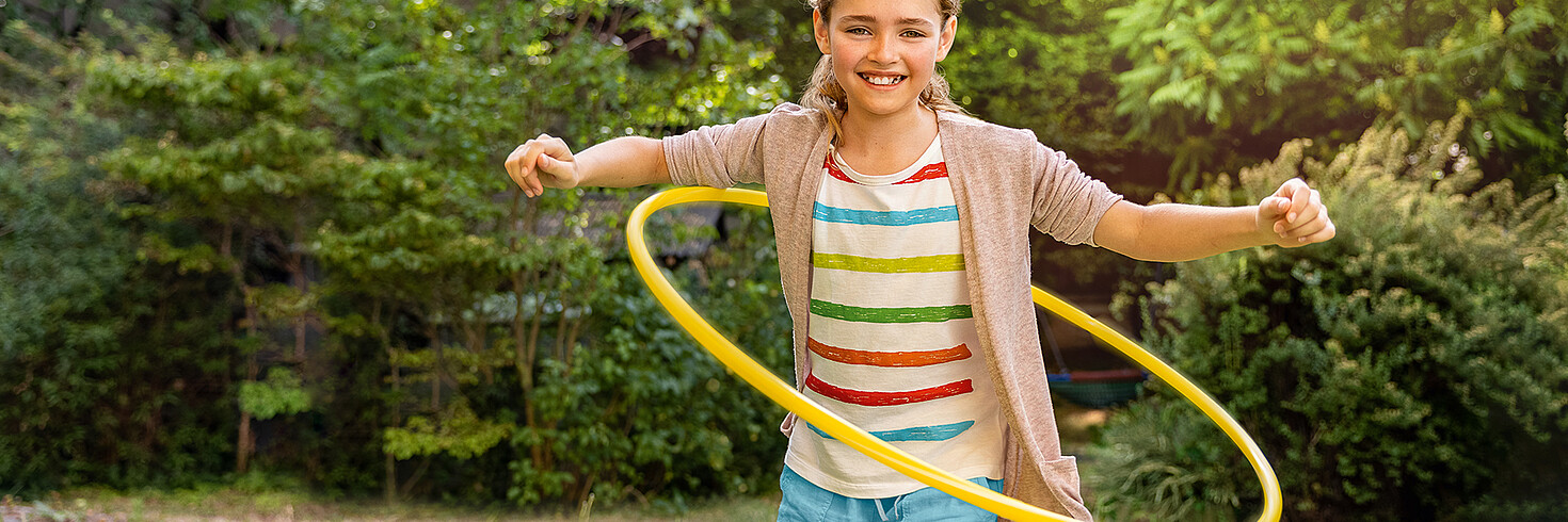 Mädchen mit Hula-Hoop Reifen