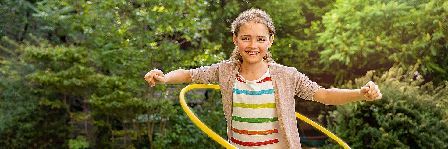 Mädchen mit Hula-Hoop Reifen