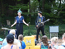 Zwei Personen performen auf der Bühne.