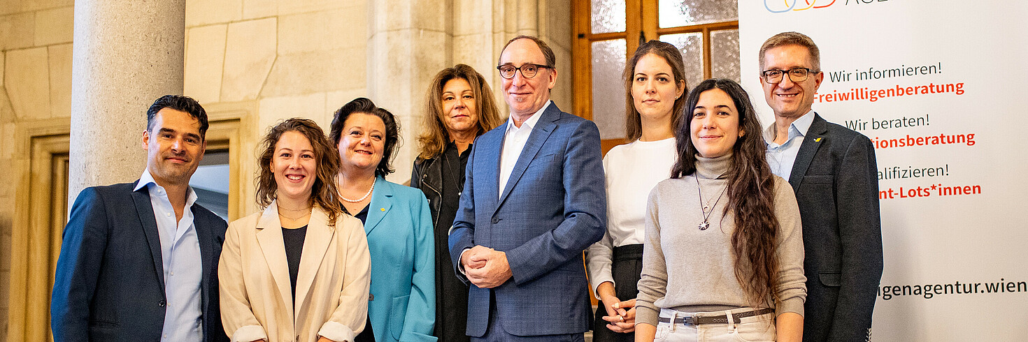 Gruppenfoto mit fünf Frauen und drei Männern