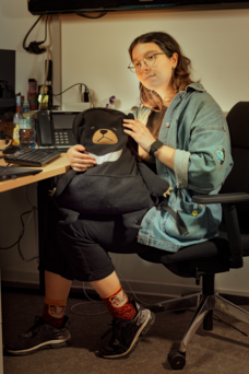 Eine IT-Mitarbeiterin sitzt am Schreibtisch.