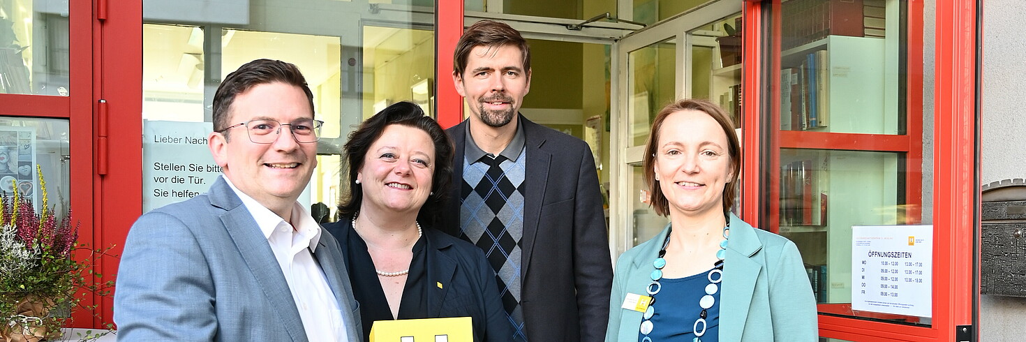 Gruppenfoto vor dem Nachbarschaftszentrum 12 mit zwei Frauen und zwei Männern