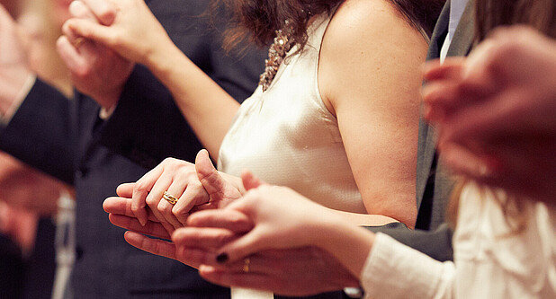 Hände tanzender Menschen