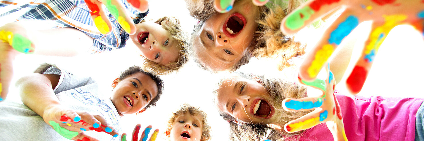 Kinder malen mit Fingerfarben