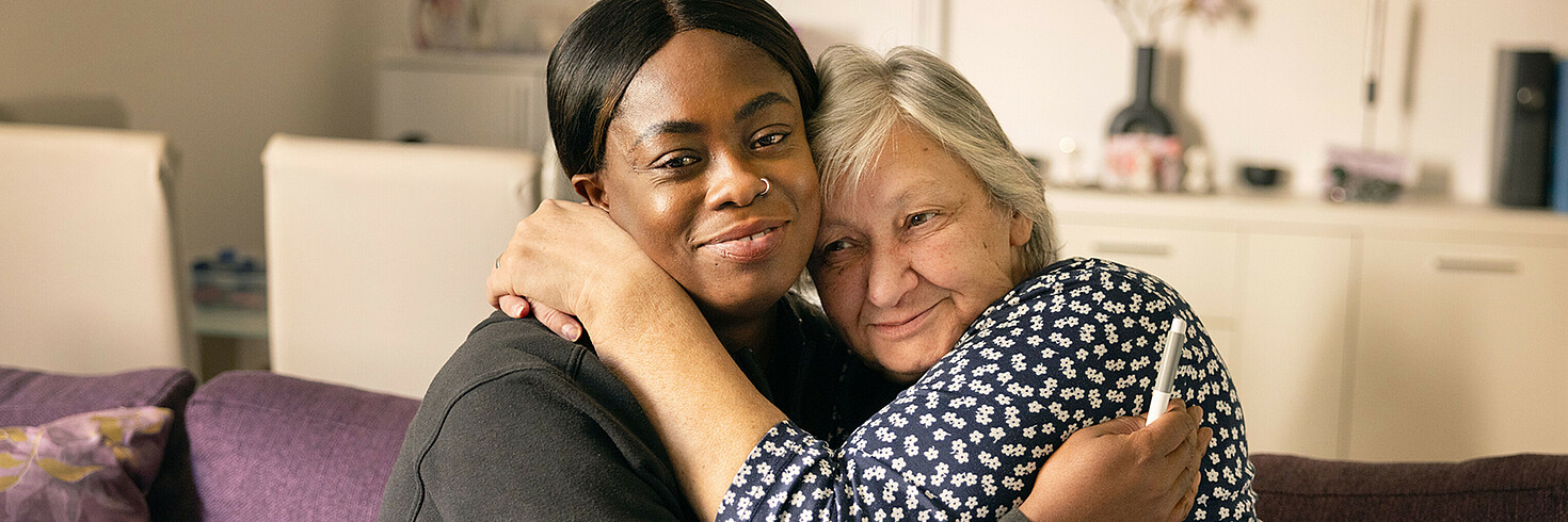 Copyright: Wiener Hilfswerk/Reiner Riedler Eine Pflegerin und ihre Kundin umarmen sich.
