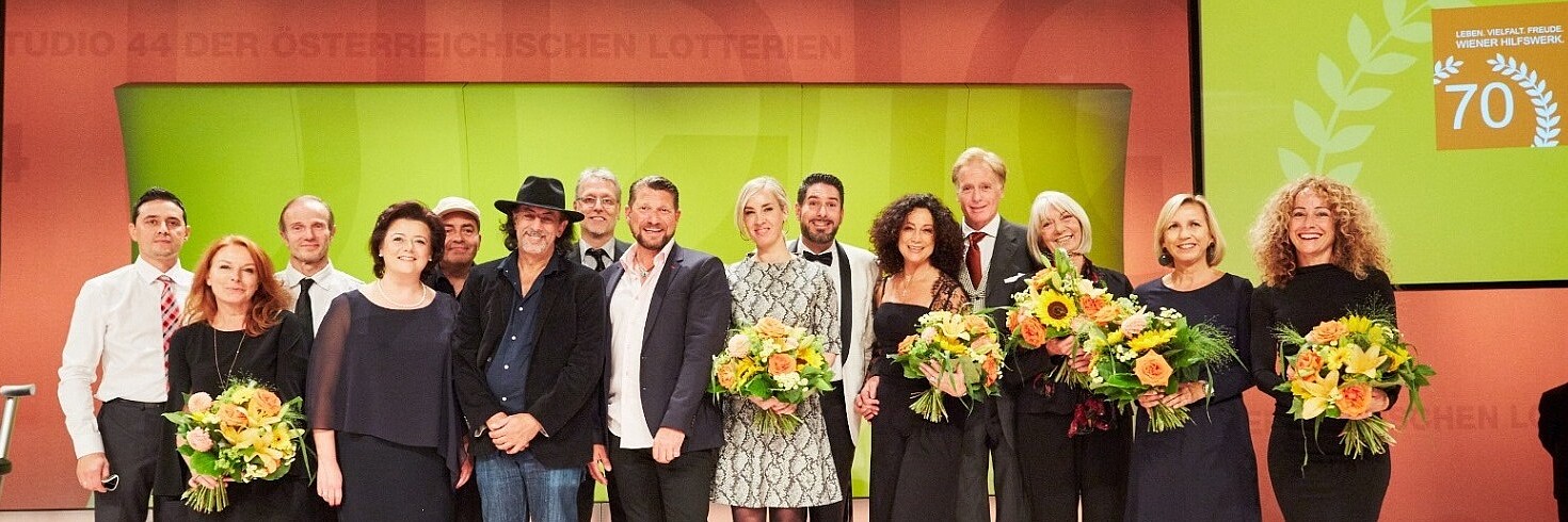 Schlussapplaus auf der Bühne des Studio 44 anlässlich 70 Jahren Wiener Hilfswerk.