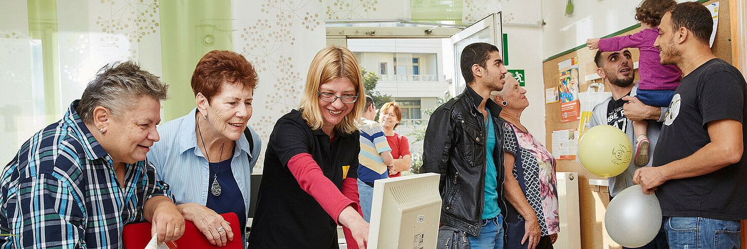 Eine Gruppe Menschen im Nachbarschaftszentrum