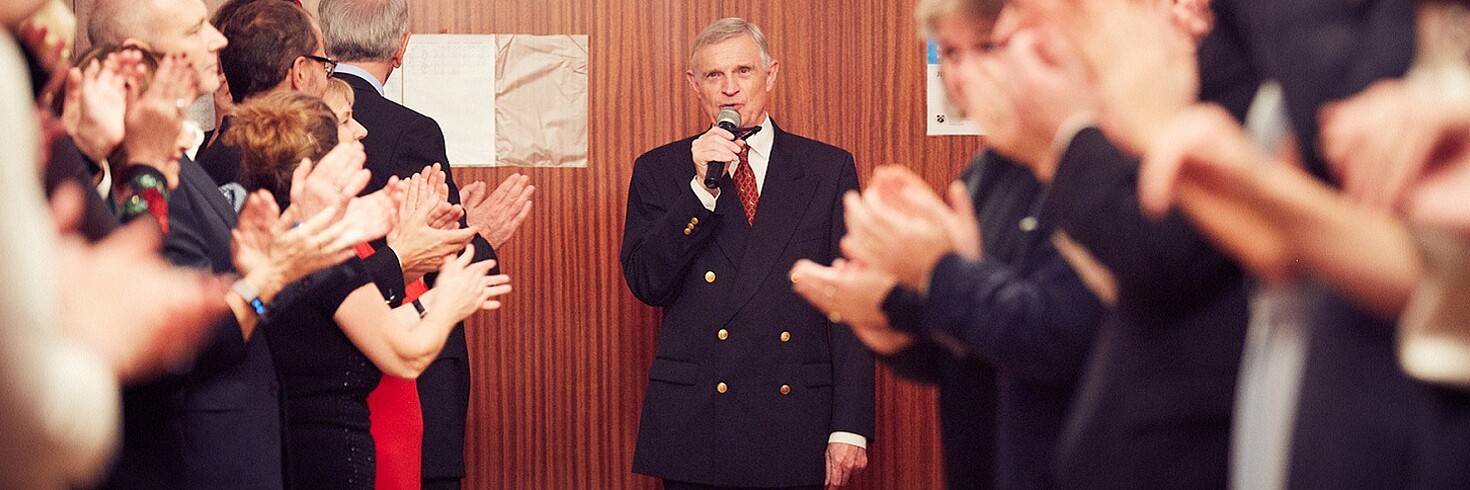 Unter den Augen des Meisters: Thomas Schäfer-Elmayer leitete persönlich das Tanzvergnügen.