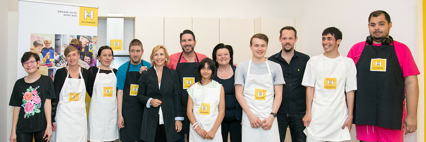 Gruppenfoto mit mehreren Personen im Aktionsraum