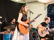 Eine Band performt auf der Bühne.