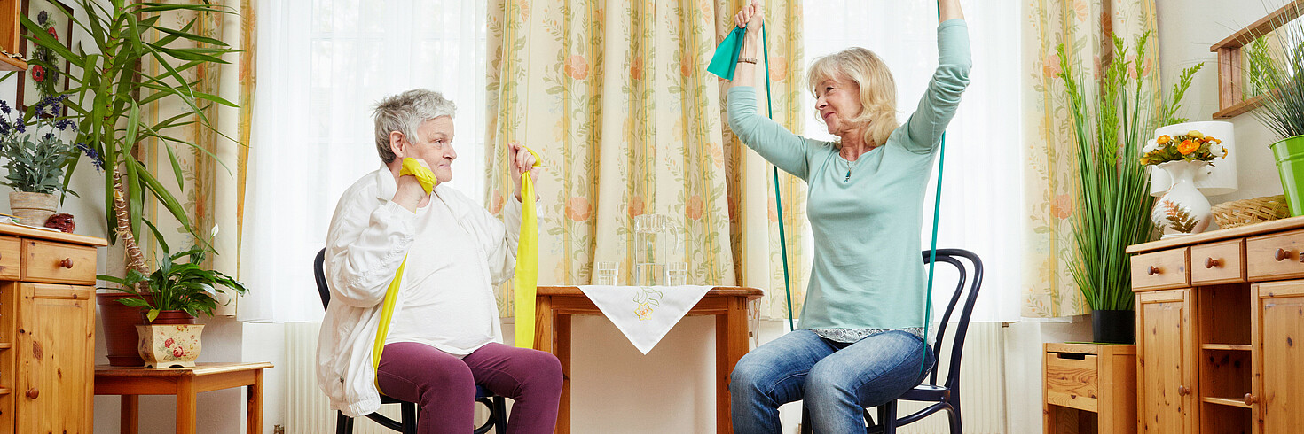 Gesundheitsbuddy und ältere Dame trainieren