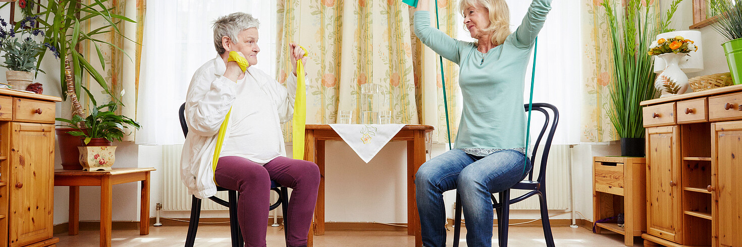 Gesundheitsbuddy und ältere Dame trainieren