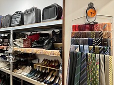 Krawatten, Schuhe und Taschen zum Verkauf.